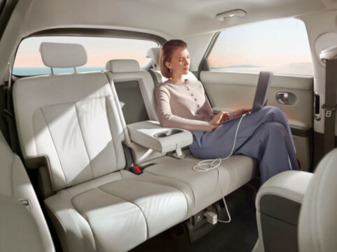 Nízko umístěný akumulátor a rovná podlaha znamenají více místa pro nohy cestujících v elektromobilu Hyundai IONIQ 5.