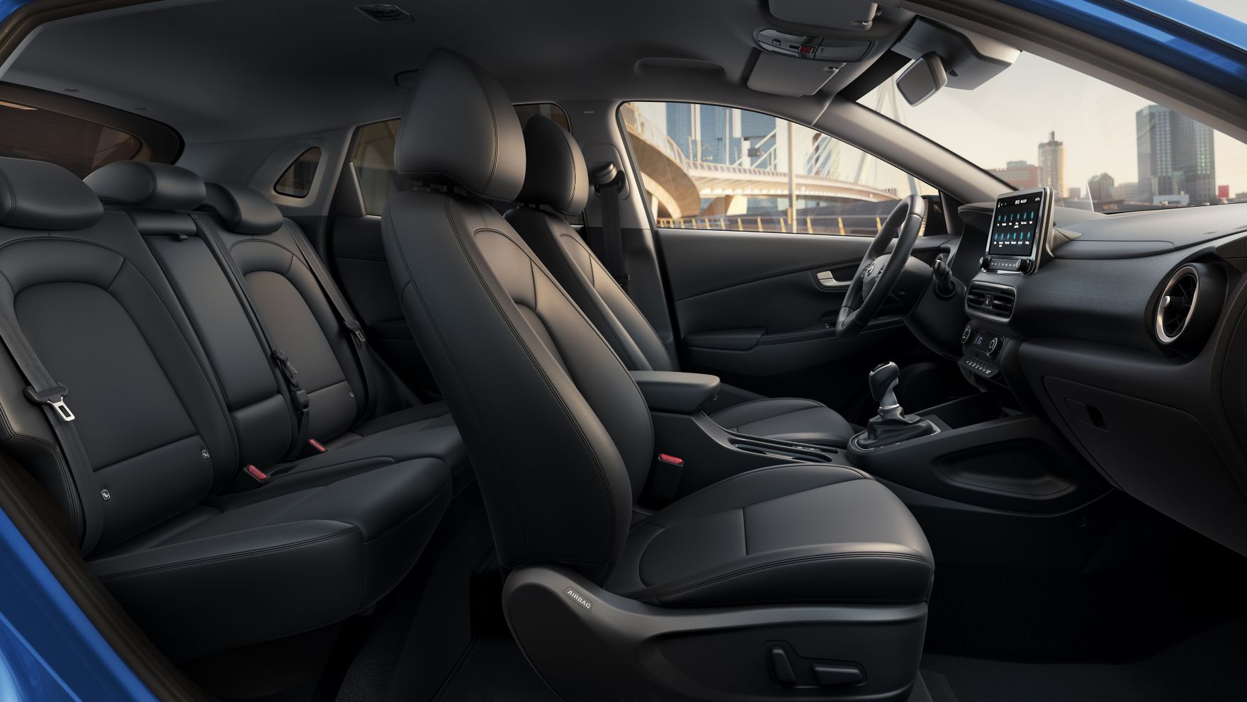 Boční pohled na interiér nového modelu Hyundai KONA se všemi sedadly.