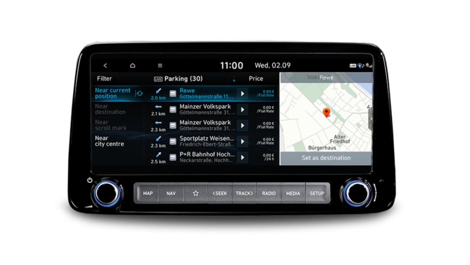 Obrázek 10,25″ obrazovky nového modelu Hyundai KONA, zobrazujícího informace o parkování na ulici i mimo ni.