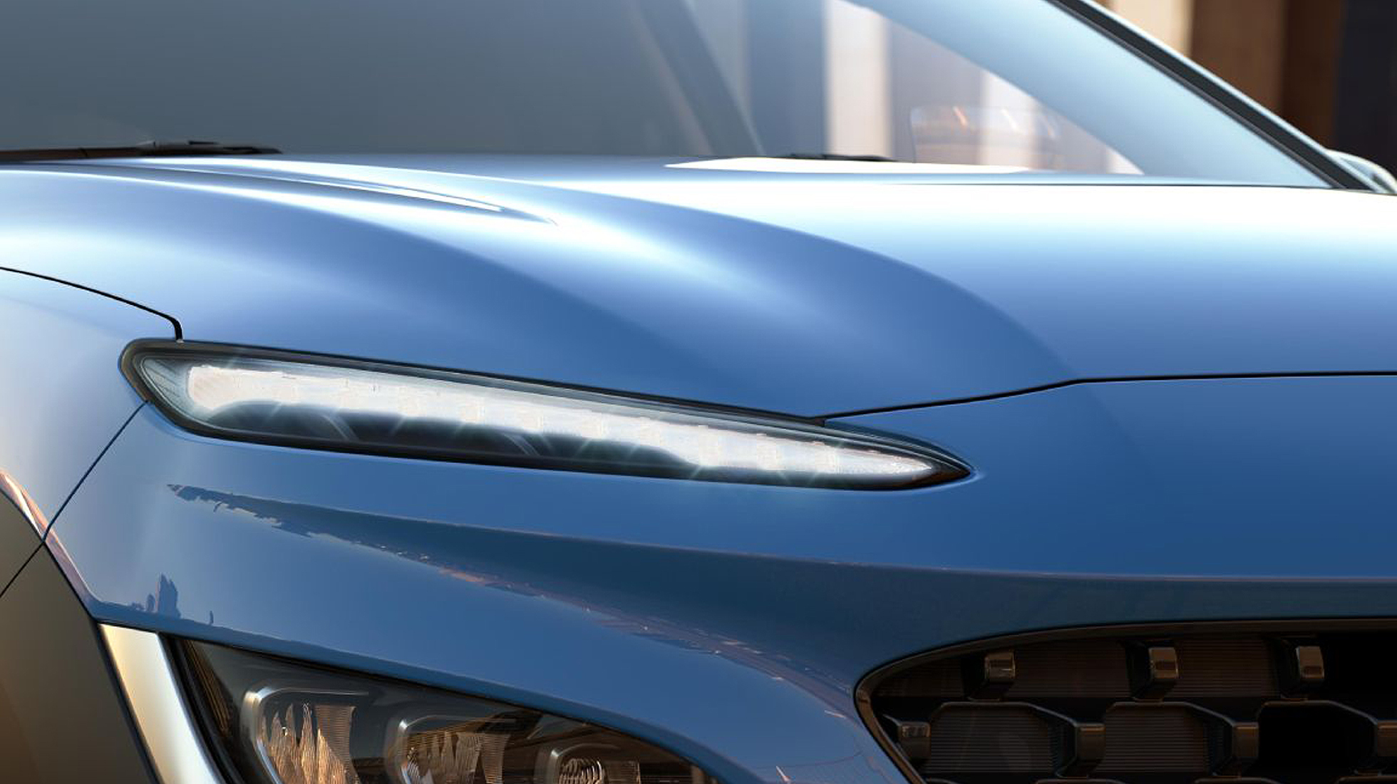 Pohled zepředu na nové kompaktní SUV Hyundai Kona Hybrid s novou přídí a světlomety LED.