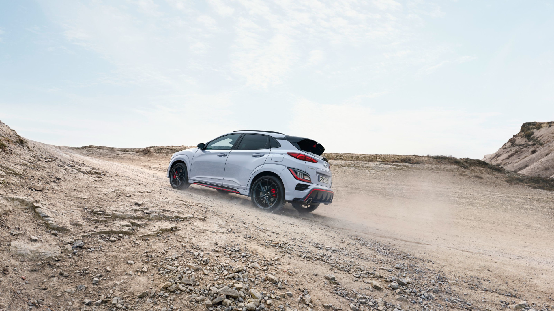 Nový Hyundai KONA N v barevném provedení Sonic Blue vyjíždějící kopec.