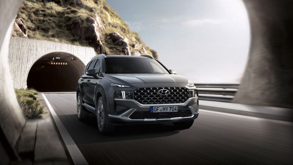 Nové sedmimístné SUV Hyundai SANTA FE Hybrid projíždějící tunely.