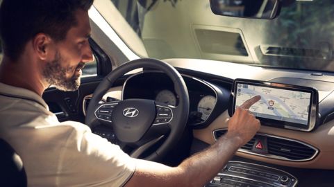 Řidič nového sedmimístného SUV Hyundai Santa Fe Plug-in Hybrid používá zcela digitální panel přístrojů.