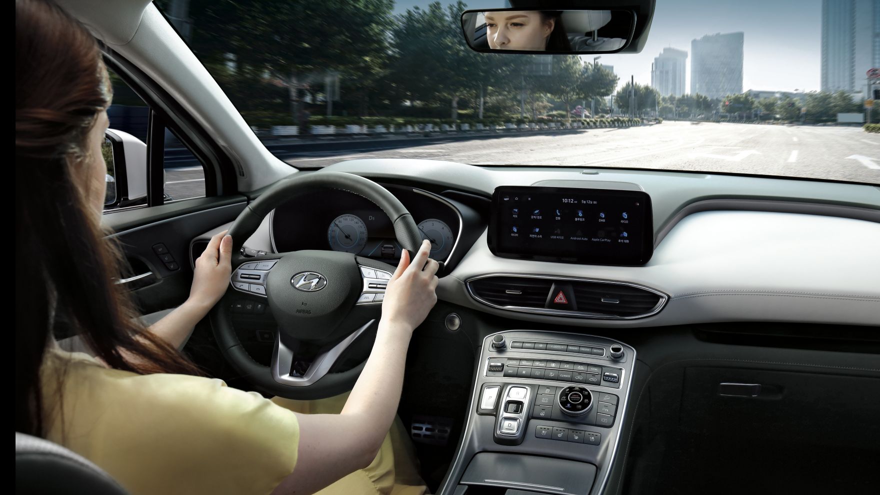 Pohled do interiéru nového sedmimístného SUV Hyundai SANTA FE Plug-in Hybrid se sklopenými zadními sedadly.