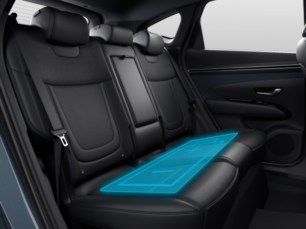 Boční pohled na zadní sedadla zcela nového kompaktního SUV Hyundai TUCSON Hybrid.